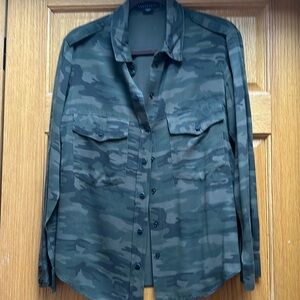 Sanctuary Camo snap shirt. Size small. EUC